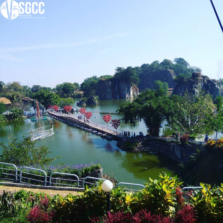 Cây-cầu-bắc-ngang-được-trang-trí-đẹp-mắt-trong-khu-du-lịch-Bửu-Long