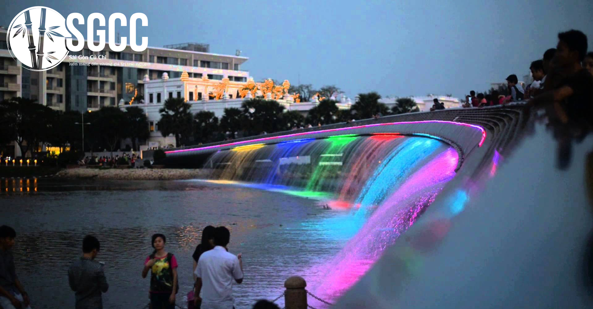 Điểm đến lung linh tại Sài Gòn - Cầu Ánh Sao - Hồ Bán Nguyệt