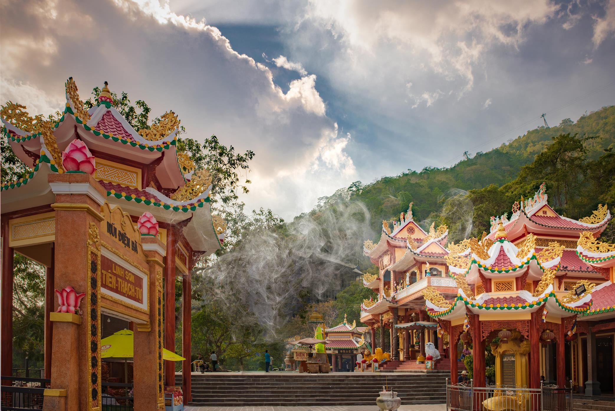 Chiêm ngưỡng quần thể chùa linh thiêng trên núi Bà Đen