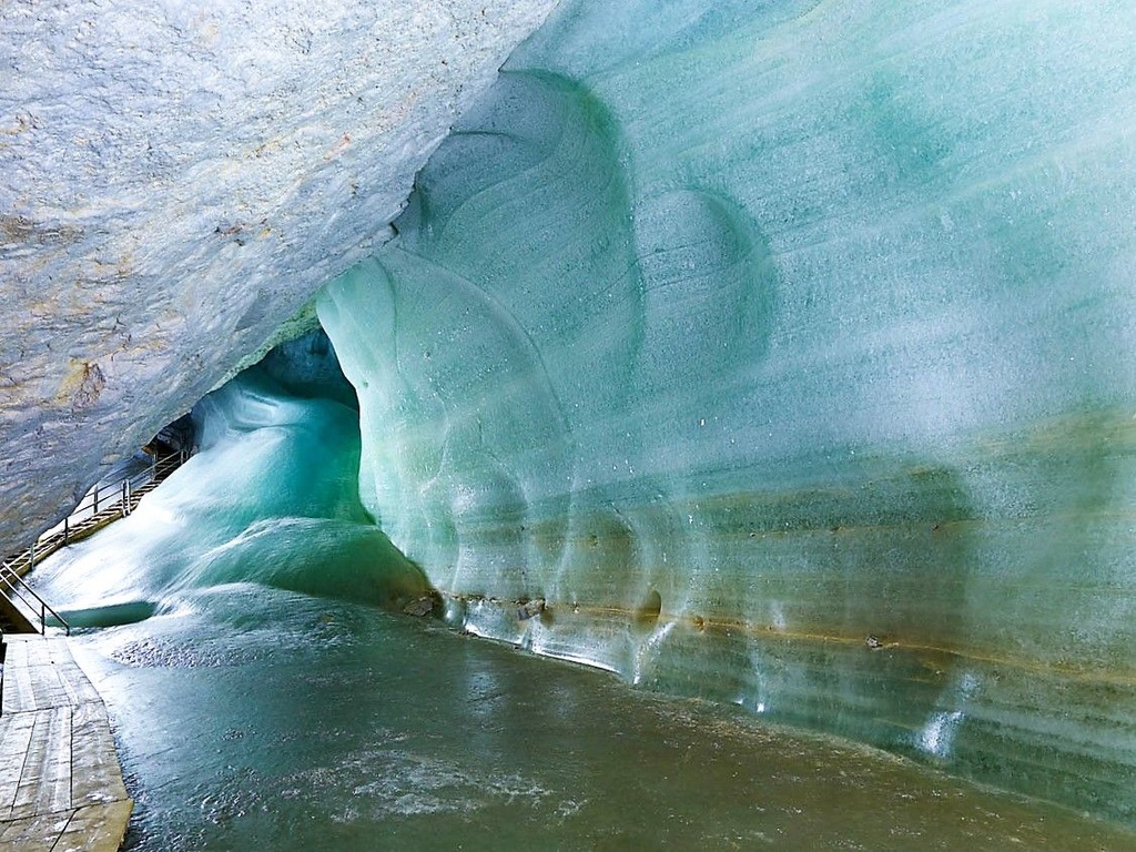 Khám phá hang động băng lớn nhất thế giới ở Áo