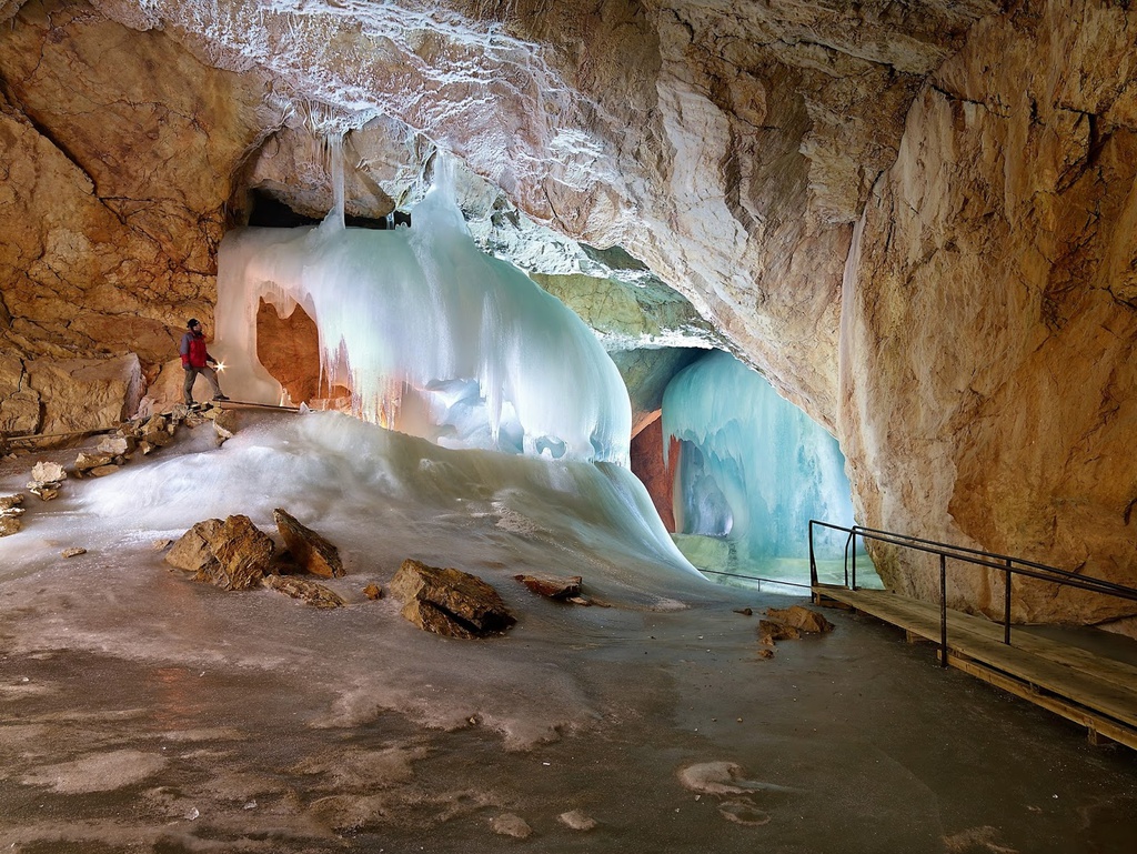Khám phá hang động băng lớn nhất thế giới ở Áo