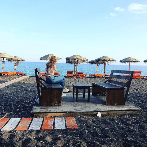 Bờ biển cát đen lạ thường thu hút du khách check-in ở Hy Lạp