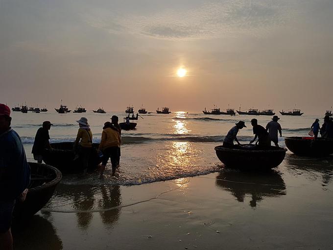 Chợ hải sản di động bên bờ biển Quảng Nam
