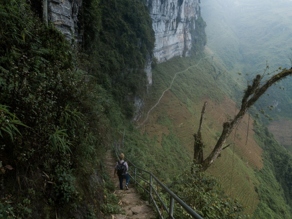 Du lịch Hà Giang trải nghiệm cung đường đi bộ sát vách núi nguy hiểm nhất Việt Nam