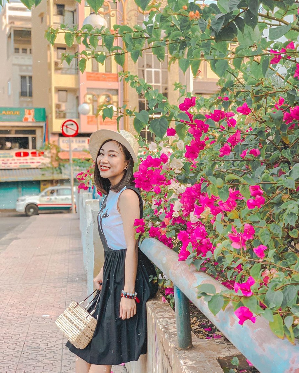 Hoa giấy khoe sắc trên góc phố Sài thành