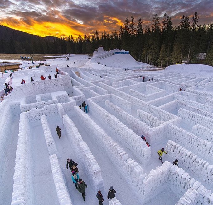 Mê cung tuyết rộng 2.500 m2 ở Ba Lan