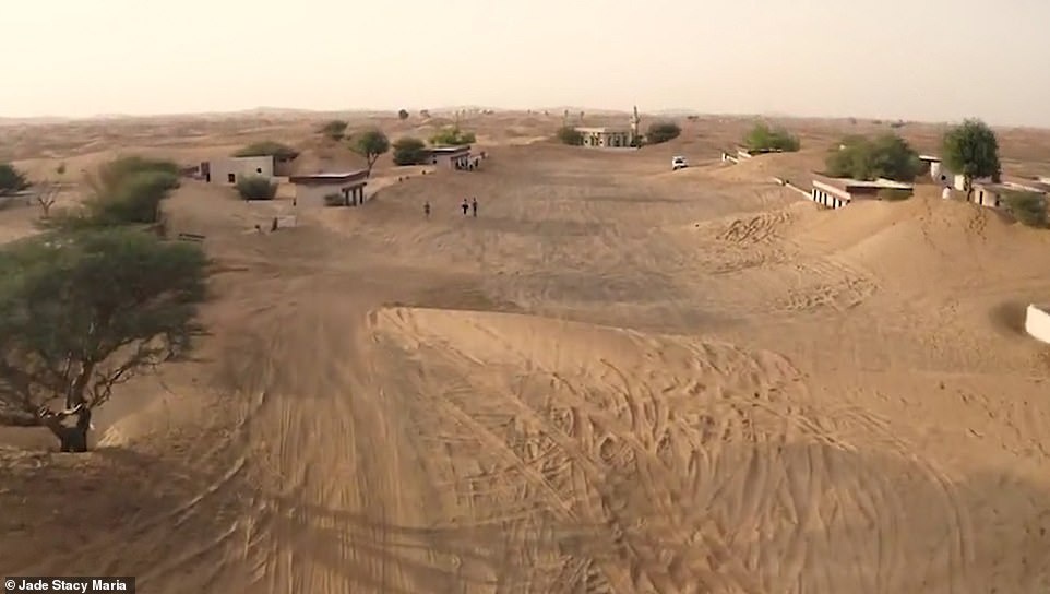 Ngôi làng bị chôn vùi trong bão cát, bỏ hoang không rõ lý do
