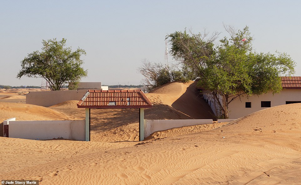 Ngôi làng bị chôn vùi trong bão cát, bỏ hoang không rõ lý do