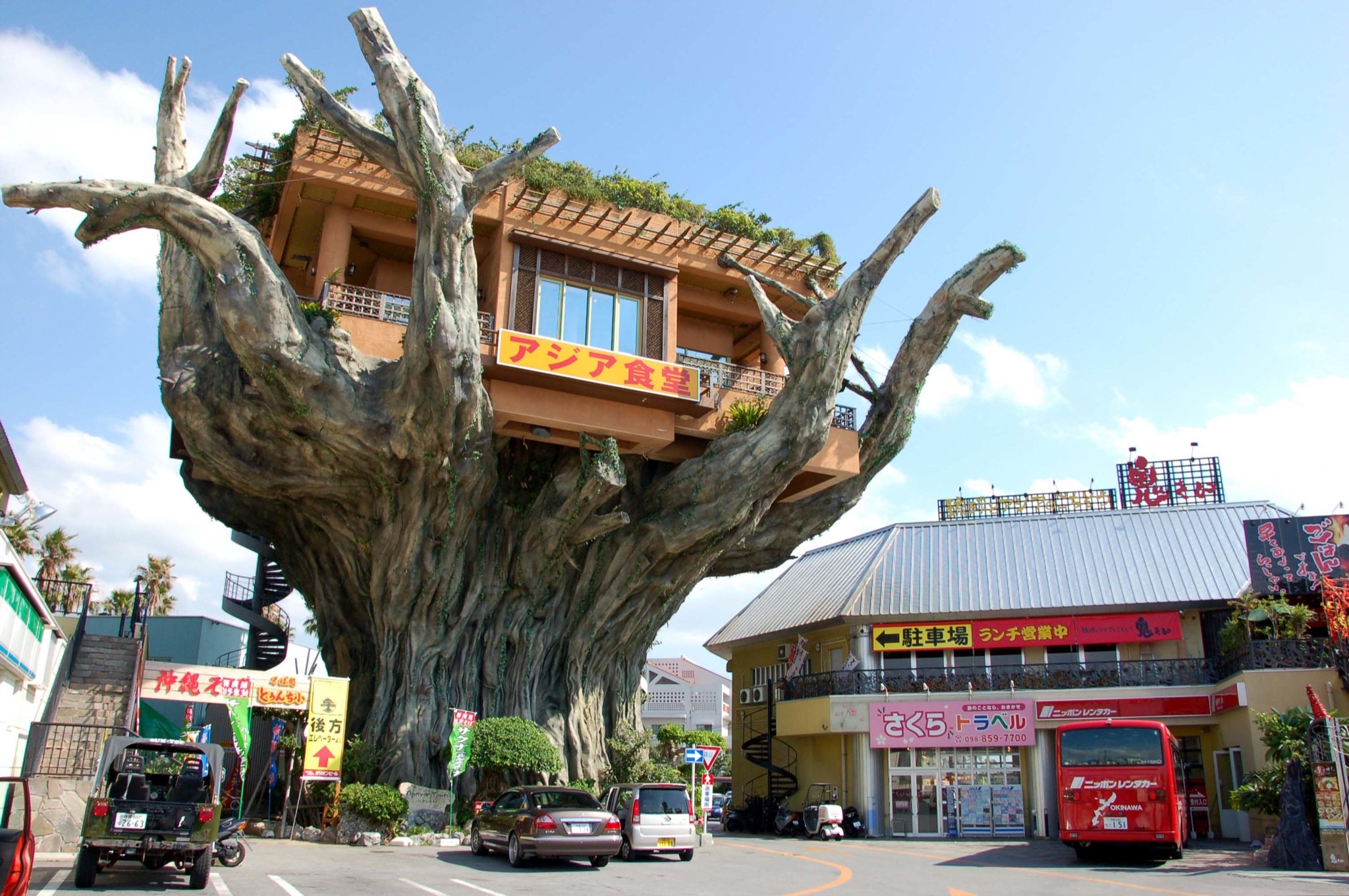 Độc đáo nhà hàng Naha Harbor Nhật Bản lơ lửng trên cây
