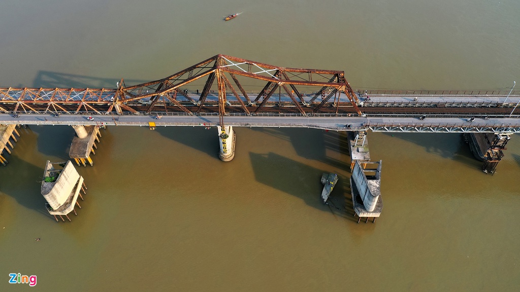 Cảnh vắng xe khác lạ trên những cây cầu nổi tiếng Hà Nội