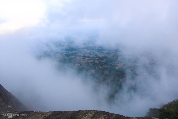 Biển mây quanh núi Cô Tô