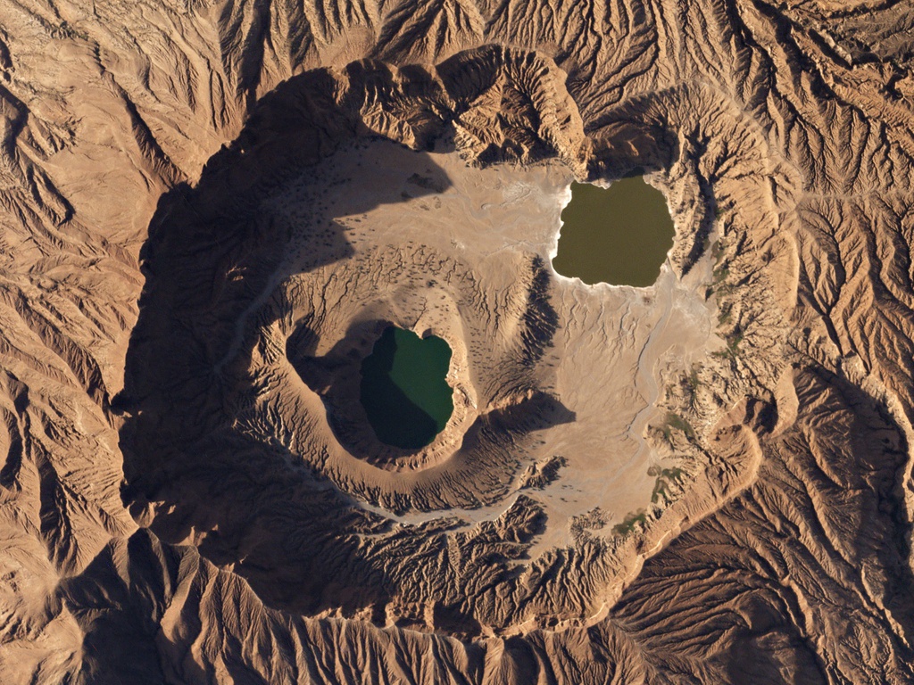 9 hồ miệng núi lửa đẹp nhất thế giới