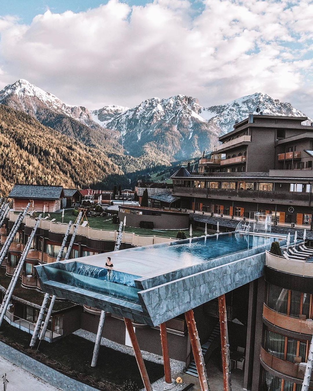 Hồ bơi vô cực cao 12 m trên nóc khách sạn Italy