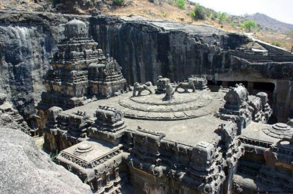 Bí ẩn ngôi đền cổ chạm khắc từ một khối đá khổng lồ ở Ấn Độ