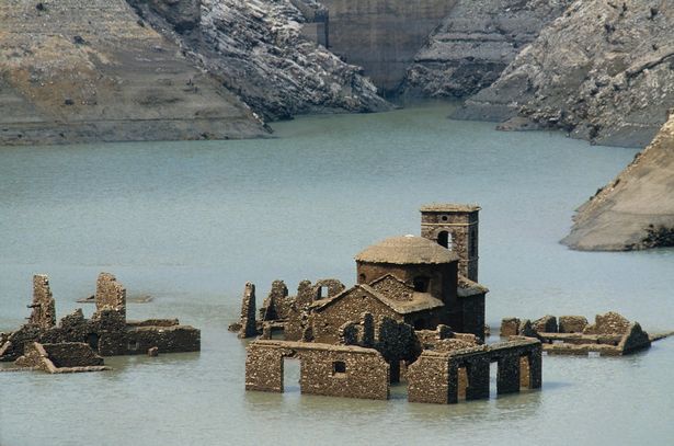 Ngôi làng cổ chìm dưới nước hàng thập kỷ sắp xuất hiện trở lại