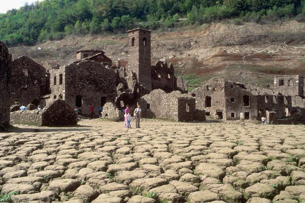 Ngôi làng cổ chìm dưới nước hàng thập kỷ sắp xuất hiện trở lại