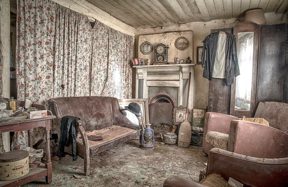 Ngôi nhà bỏ hoang hơn 100 năm, chứa toàn đồ cổ và thư tình