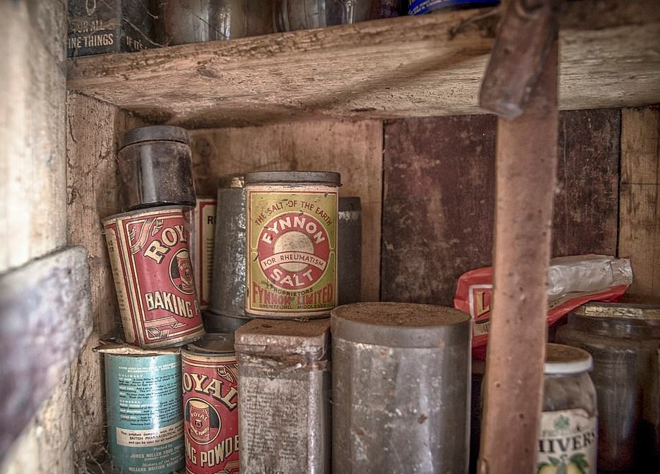 Ngôi nhà bỏ hoang hơn 100 năm, chứa toàn đồ cổ và thư tình