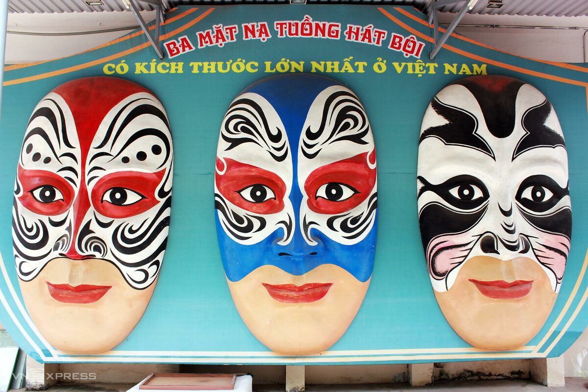 Nơi trưng mặt nạ tuồng lớn nhất Việt Nam