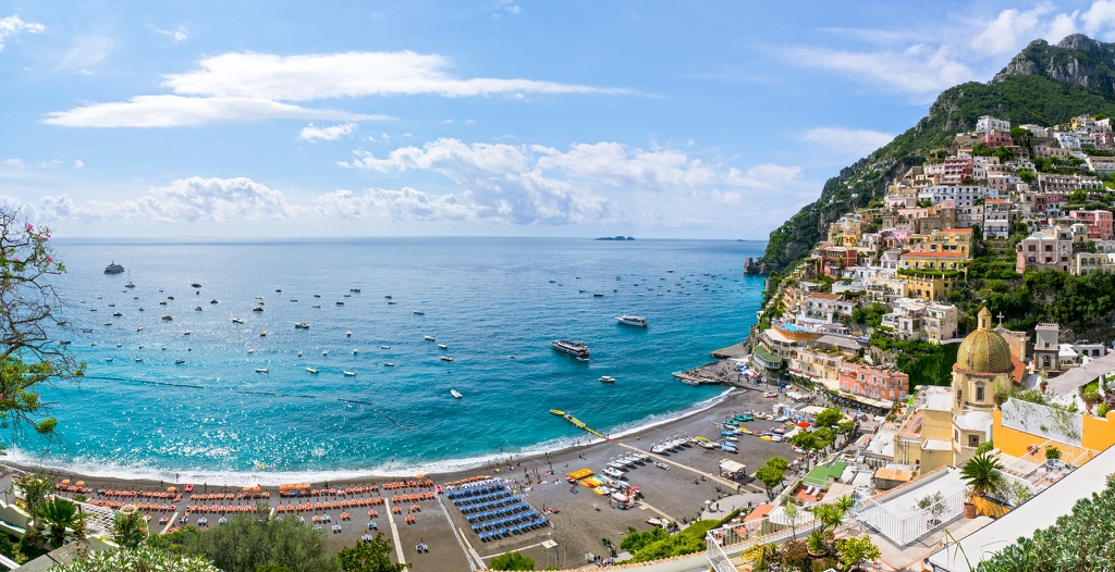 Phố biển lãng mạn, hút tín đồ xê dịch ở Italy