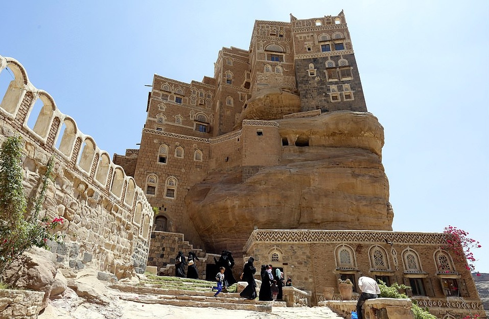 Cung điện 100 năm tuổi xây trên cột đá thẳng đứng ở Yemen