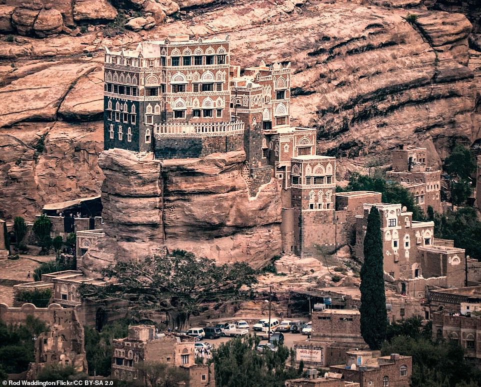 Cung điện 100 năm tuổi xây trên cột đá thẳng đứng ở Yemen