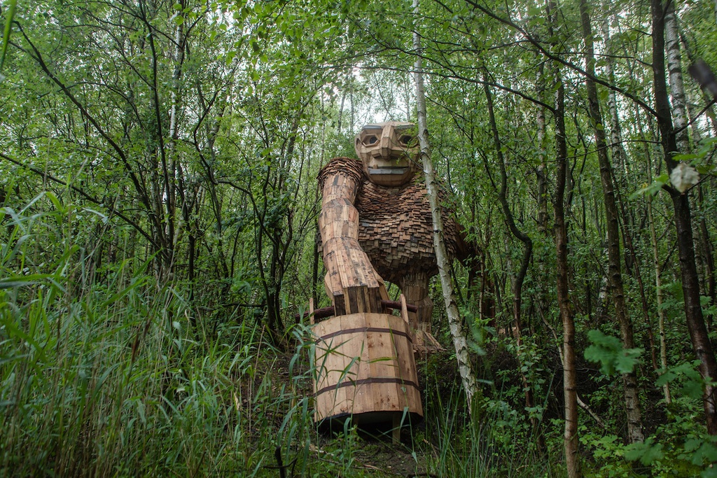 Khu rừng có 7 tượng quỷ lùn khổng lồ làm từ gỗ tái chế