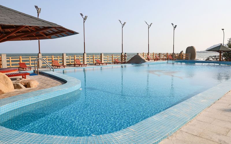 Tran Chau beach resort pool